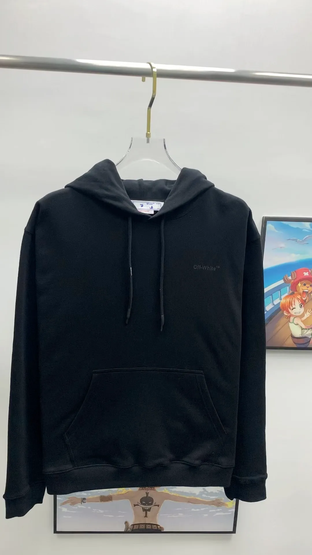 Frontal real shot video————Top tested version OFF WHITE CO VIRGIL 22SS overlapping zebra crossing arrow hooded sweatshirt. The fabric and threads are custom-woven and dyed. The fabric colors are all dyed through color card comparison. There is no color difference. It is made of 420g double yarn terry fabric. The printing is done using a Japanese-owned MIMAKIi printing machine. There are no edges or burrs. Inkjet printing, heat transfer, hot pressing and cold tearing. The transparent fabric pattern is scratch-proof and ironing. The printing is not easy. The tape printing overlaps and the color depth is different. The washed label is also customized according to the original font from the company. The accessories still use OFFWHITE 21S/S full line of correct accessories. Rectangular plastic raised three-dimensional collar label. Late Color: Black Size: XS-L P:390